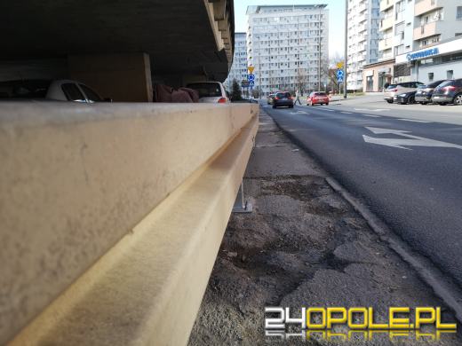 Koniec parkowania pod estakadą na rondzie. "Względy bezpieczeństwa"