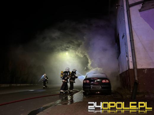 Strażacy kilkukrotnie interweniowali nocą do płonących pojazdów