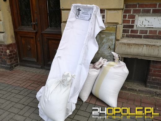 Rolnicy wysypali zboże pod biurem poselskim Katarzyny Czochary. Trwają protesty