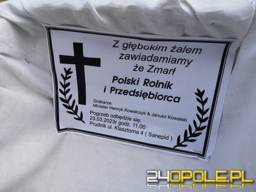 Rolnicy wysypali zboże pod biurem poselskim Katarzyny Czochary. Trwają protesty