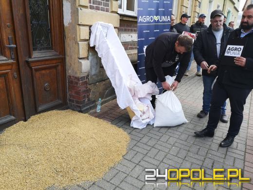 Rolnicy wysypali zboże pod biurem poselskim Katarzyny Czochary. Trwają protesty