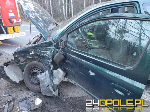 Zderzenie pojazdów na dw 901. Jedna osoba została poszkodowana 