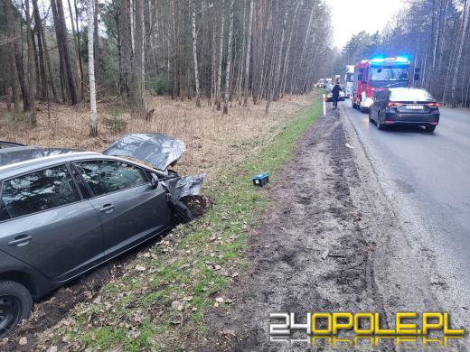 Zderzenie pojazdów na dw 901. Jedna osoba została poszkodowana 