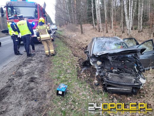 Zderzenie pojazdów na dw 901. Jedna osoba została poszkodowana 