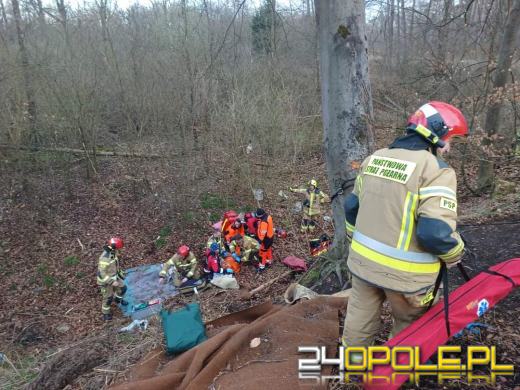 Nastolatek spadł z wysokości 6 metrów. Młodzież huśtała się na drzewie