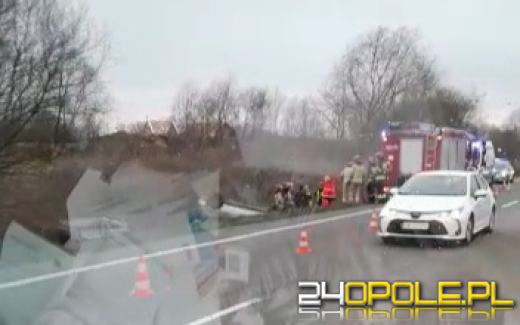 Poranne utrudnienia na obwodnicy Opola. Auto dachowało w rowie
