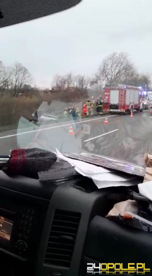 Poranne utrudnienia na obwodnicy Opola. Auto dachowało w rowie
