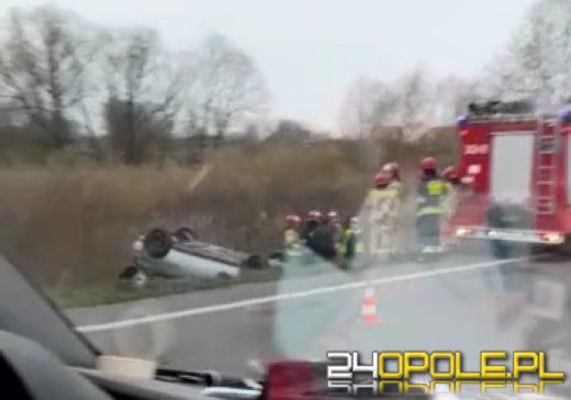 Poranne utrudnienia na obwodnicy Opola. Auto dachowało w rowie