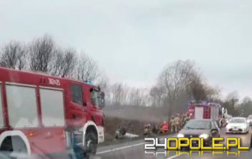 Poranne utrudnienia na obwodnicy Opola. Auto dachowało w rowie