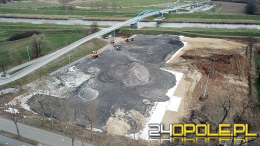 Przy moście im. Joachima Halupczoka powstaje centrum przesiadkowe. Praca wre