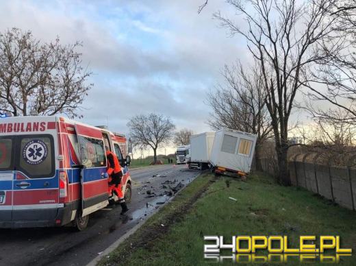 Czołowe zderzenie ciężarówki i samochodu osobowego w powiecie nyskim 