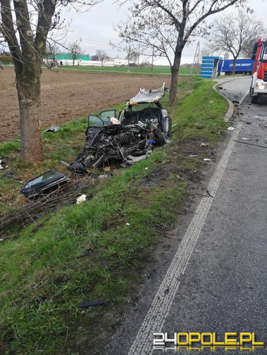 Czołowe zderzenie ciężarówki i samochodu osobowego w powiecie nyskim 