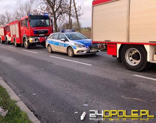 Czołowe zderzenie ciężarówki i samochodu osobowego w powiecie nyskim 