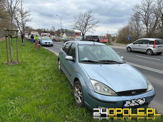Kolizja trzech osobówek na Wrocławskiej. Uszkodzone dwie kolejne taksówki