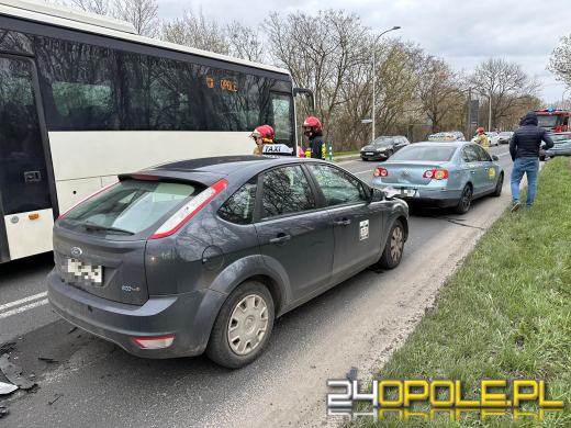 Kolizja trzech osobówek na Wrocławskiej. Uszkodzone dwie kolejne taksówki