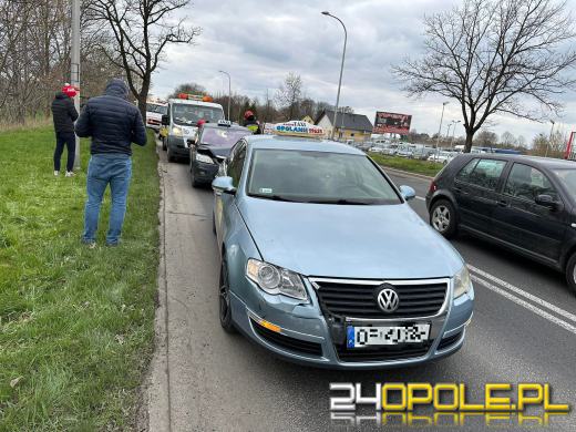 Kolizja trzech osobówek na Wrocławskiej. Uszkodzone dwie kolejne taksówki