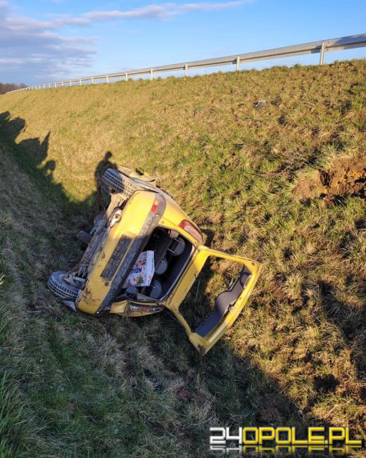 Niebezpiecznie na drogach Opolszczyzny. Auto w rowie na DK40