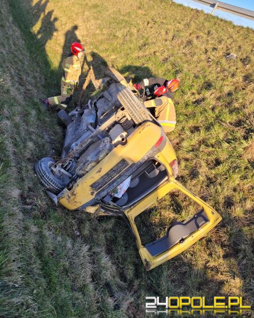 Niebezpiecznie na drogach Opolszczyzny. Auto w rowie na DK40