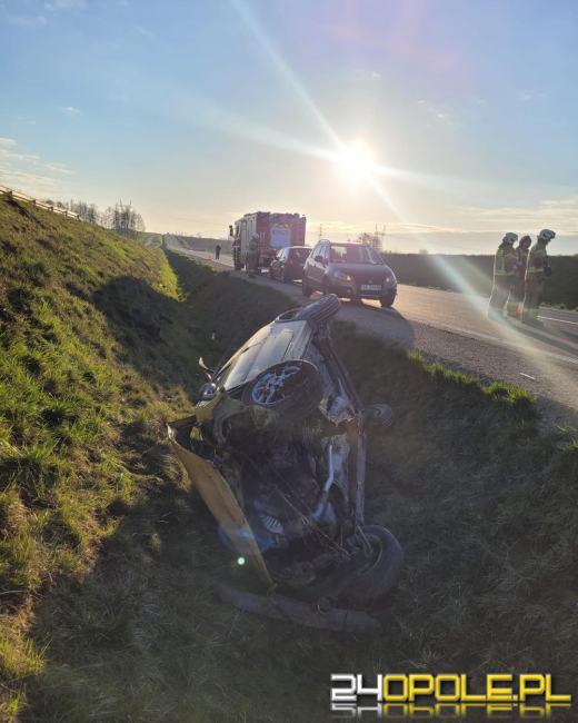 Niebezpiecznie na drogach Opolszczyzny. Auto w rowie na DK40