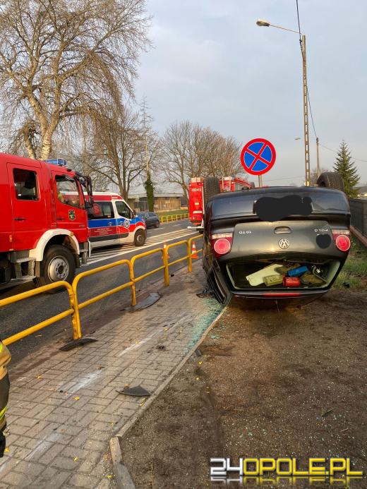 Przejechał skrzyżowanie i dachował. Wypadek w Izbicku