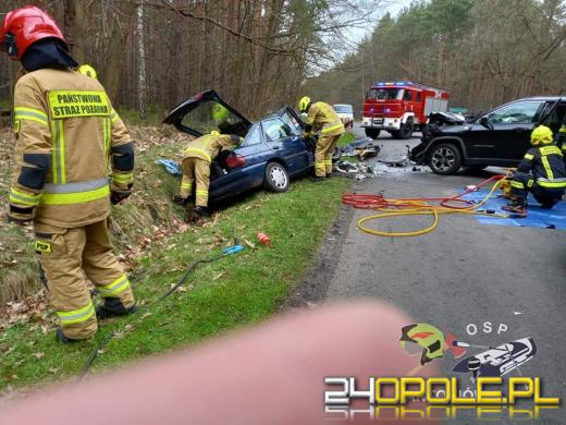 Całkowicie zablokowana DW463 w Dylakach. Zderzyły się dwie osobówki