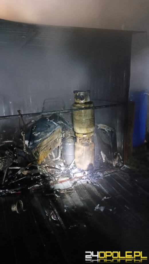 Kilka zastępów straży działało przy pożarze garażu w Zakrzowie