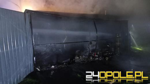 Kilka zastępów straży działało przy pożarze garażu w Zakrzowie