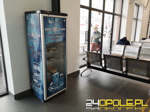 Lodówka czytelnicza stanęła w Centrum Przesiadkowym Opole Główne