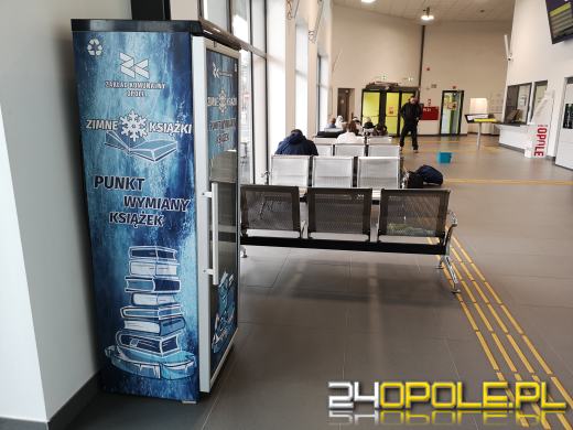 Lodówka czytelnicza stanęła w Centrum Przesiadkowym Opole Główne