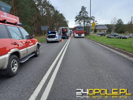 Czołowe zderzenie strażackiego busa i osobówki w miejscowości Schodnia