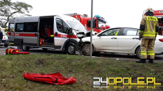 Czołowe zderzenie strażackiego busa i osobówki w miejscowości Schodnia