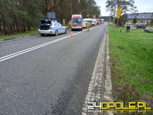 Czołowe zderzenie strażackiego busa i osobówki w miejscowości Schodnia