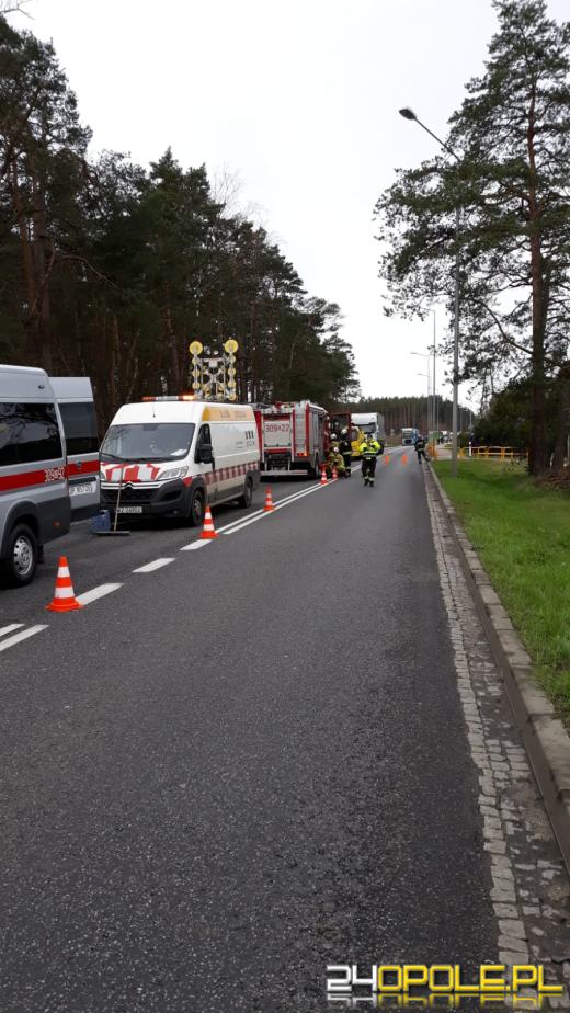 Czołowe zderzenie strażackiego busa i osobówki w miejscowości Schodnia