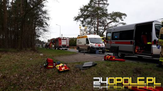 Czołowe zderzenie strażackiego busa i osobówki w miejscowości Schodnia
