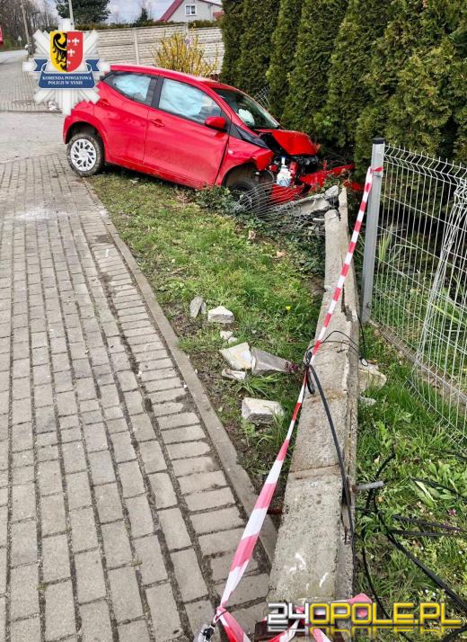 70-letni kierowca wjechał w słup i ogrodzenie. Trafił do szpitala