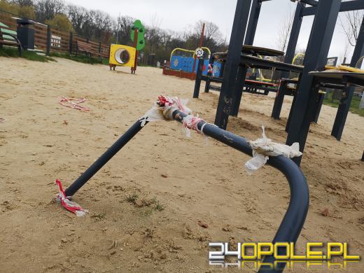 Plac zabaw niszczeje, wykonawca nie reaguje. Naprawa usterek pochłonie pół mln zł