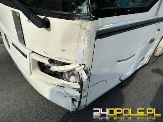 Zderzenie osobówki z autobusem na Nysy Łużyckiej w Opolu