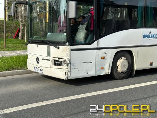 Zderzenie osobówki z autobusem na Nysy Łużyckiej w Opolu