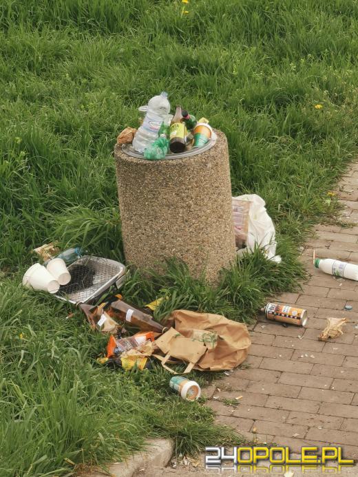 Mieszkańcy narzekają na szkło nad Odrą. Imprezowicze wybierają teren po "miejskiej plaży"