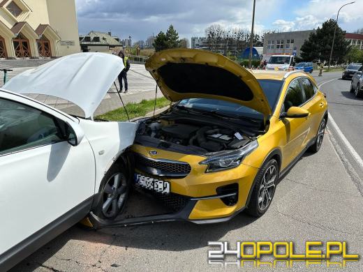 Zderzenie trzech pojazdów na ulicy Hallera w Opolu