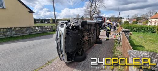 Kierujący renault wjechał w ogrodzenie posesji. Auto przewróciło się na bok