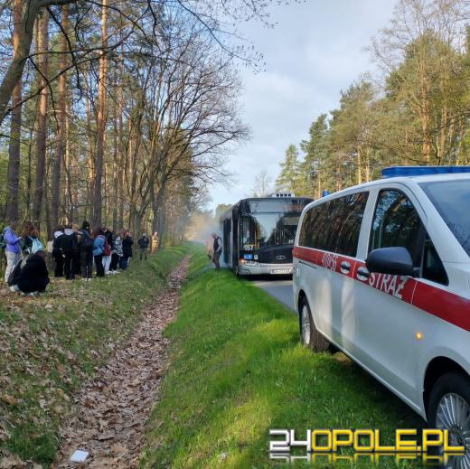 Podczas drogi zapaliła się opona w autobusie. Akurat przejeżdżali strażacy