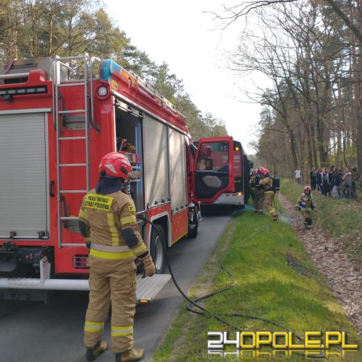 Podczas drogi zapaliła się opona w autobusie. Akurat przejeżdżali strażacy