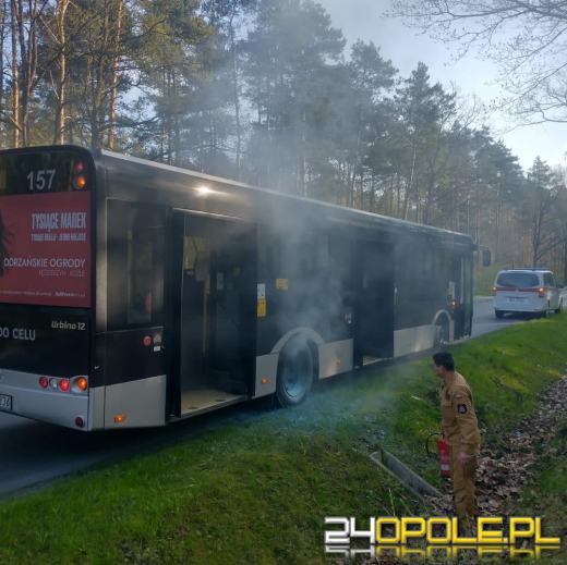 Podczas drogi zapaliła się opona w autobusie. Akurat przejeżdżali strażacy