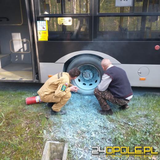 Podczas drogi zapaliła się opona w autobusie. Akurat przejeżdżali strażacy
