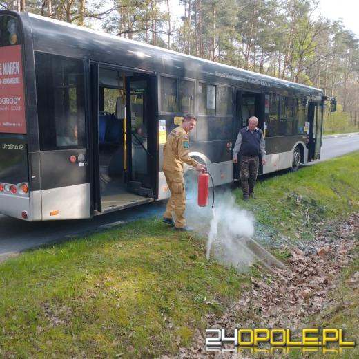 Podczas drogi zapaliła się opona w autobusie. Akurat przejeżdżali strażacy