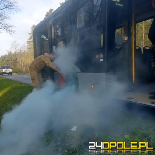 Podczas drogi zapaliła się opona w autobusie. Akurat przejeżdżali strażacy