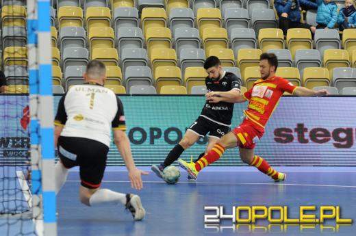 Festiwal poprzeczek i słupków w meczu Dremanu