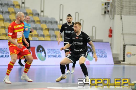 Festiwal poprzeczek i słupków w meczu Dremanu