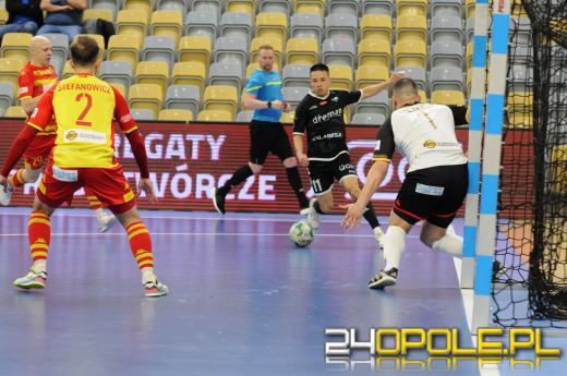 Festiwal poprzeczek i słupków w meczu Dremanu